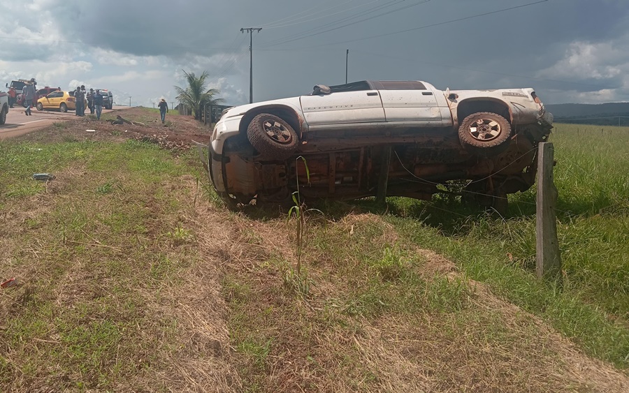 Imagem: Caminhonete S10 capotou com o impacto Grave acidente frontal causa capotamento e deixa uma pessoa ferida com fratura Imagem: Caminhonete S10 capotou com o impacto Grave acidente frontal causa capotamento e deixa uma pessoa ferida com fratura
