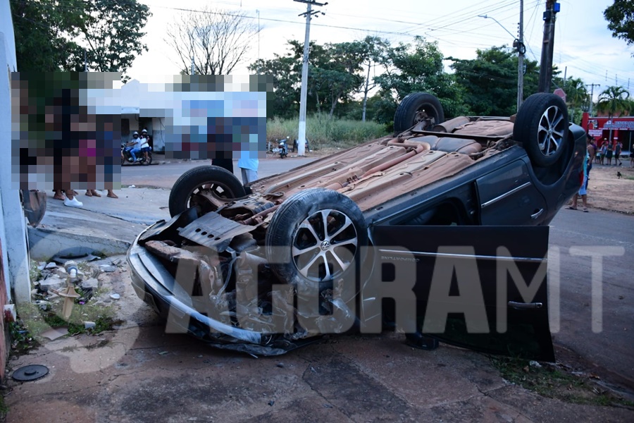 Imagem: Carro capotado em frente residencia Motorista perde o controle, capota veículo e bate em residência no Jardim Sumaré Imagem: Carro capotado em frente residencia Motorista perde o controle, capota veículo e bate em residência no Jardim Sumaré