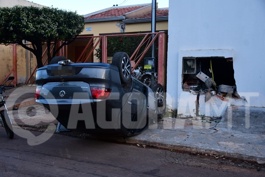 Imagem: Carro invade residencia no Jardim Sumare Motorista perde o controle, capota veículo e bate em residência no Jardim Sumaré Imagem: Carro invade residencia no Jardim Sumare Motorista perde o controle, capota veículo e bate em residência no Jardim Sumaré