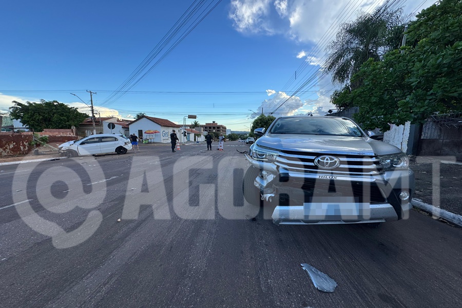 Imagem: Colisao envolvewndo dois veiculos Duas pessoas ficam feridas em colisão de alto impacto no cruzamento da Ponce de Arruda e 15 de Novembro