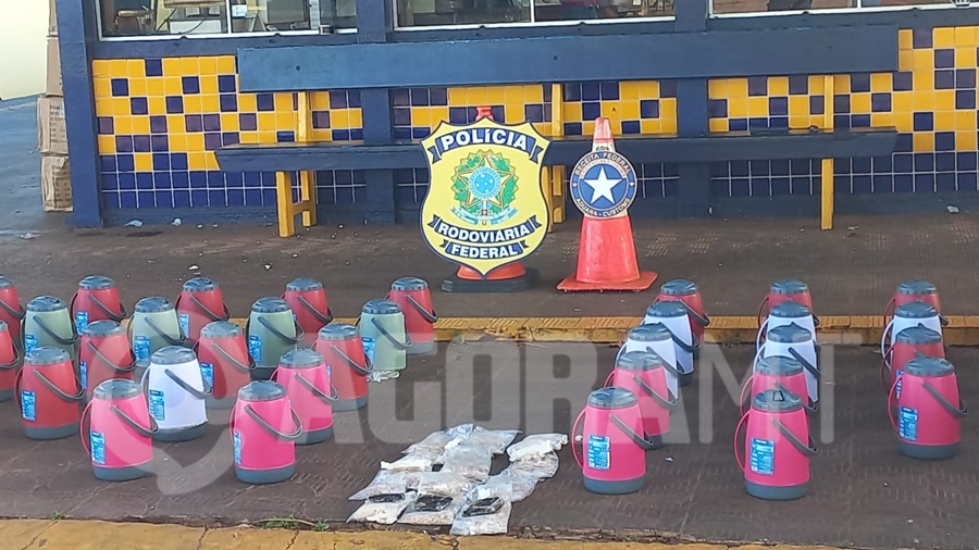 Imagem: Drogas foram encontradas em garrafas termicas Ação conjunta entre PRF e Receita Federal apreende drogas escondidas em garrafas térmicas na BR-163 em Rondonópolis
