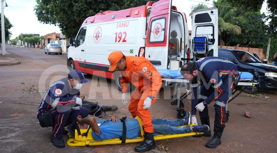 Imagem: ENQUADRAMENTO SITE 7 Moto com dois ocupantes colide com lateral de carro em cruzamento no Parque São Jorge