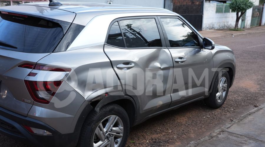 Imagem: ENQUADRAMENTO SITE 8 Moto com dois ocupantes colide com lateral de carro em cruzamento no Parque São Jorge