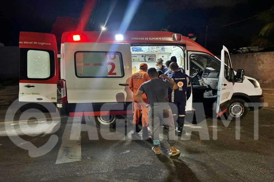 Imagem: Equipe do Samu realizando o atendimento Motocicletas colidem em cruzamento e deixam mulher e criança feridas no Jardim Nilmara