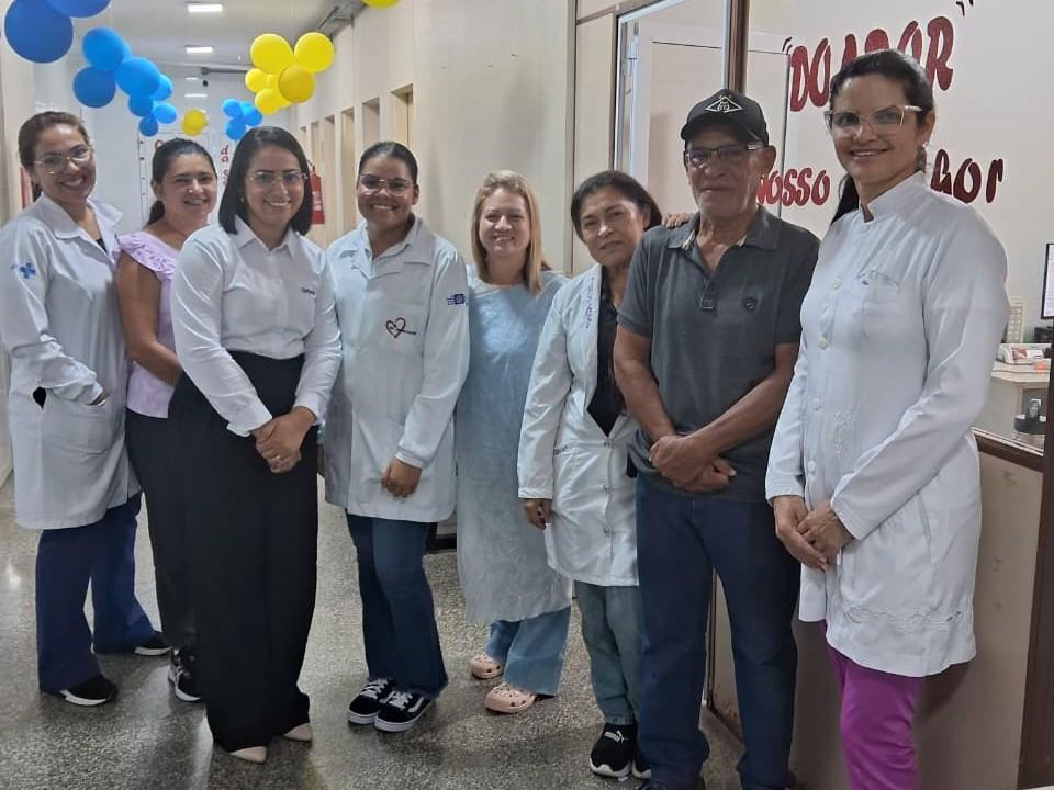 Imagem: Foto Nilson com a equipe horizontal Após 24 anos, aposentado encerra ciclo de solidariedade e realiza última doação no MT Hemocentro