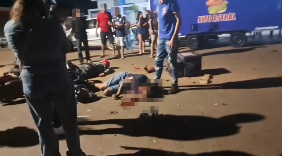 Imagem: JA DVD Motoboys ficam gravemente feridos após colisão frontal no Jardim Monte Líbano Imagem: JA DVD Motoboys ficam gravemente feridos após colisão frontal no Jardim Monte Líbano