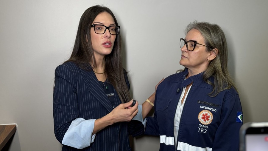 Imagem: Janaina Riva ao lado da enfermeira Ligia Arfeli ex presidente do Coren Janaina critica decisão do governo sobre desligamento de profissionais e possível fechamento de bases do Samu Imagem: Janaina Riva ao lado da enfermeira Ligia Arfeli ex presidente do Coren Janaina critica decisão do governo sobre desligamento de profissionais e possível fechamento de bases do Samu