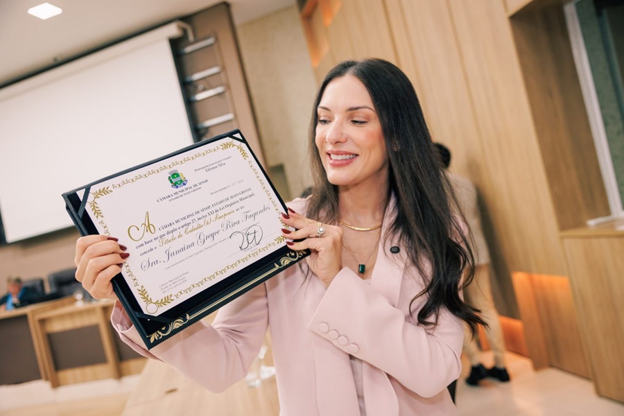 Imagem: Janaina Riva Janaina Riva recebe cidadania sinopense e reafirma vínculo histórico de trabalho e pertencimento com o Nortão