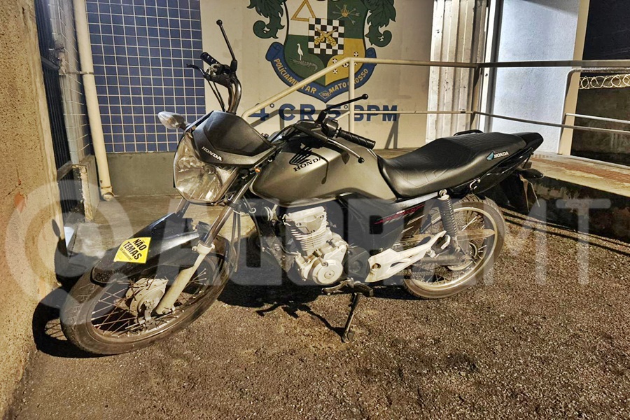 Imagem: Moto apreendida Após tentativa de fuga, suspeito é preso com droga, dinheiro e celulares em ação do 5º BPM em Rondonópolis