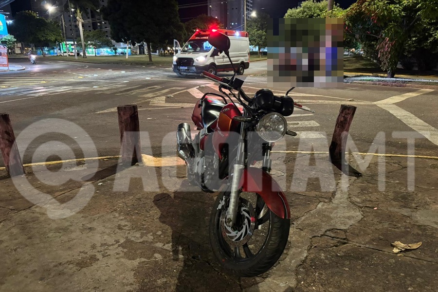 Imagem: Moto envolvida no acidente Motociclista fica ferido após colisão com carro em cruzamento
