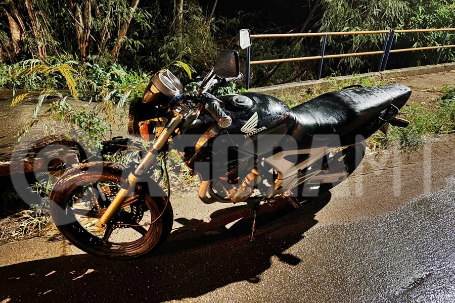 Imagem: Motocicleta envolvida no acidente 1 Mãe e filho ficam feridos após queda de moto na Avenida Marechal Rondon em Rondonópolis
