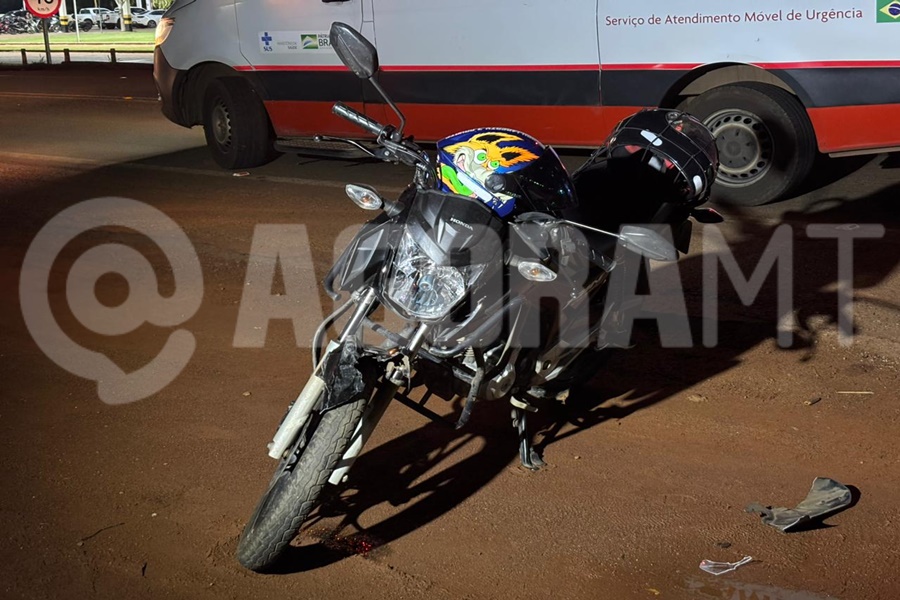 Imagem: Motocicleta envolvida no acidente Motociclista fica ferido após colisão com carro no Anel Viário em Rondonópolis