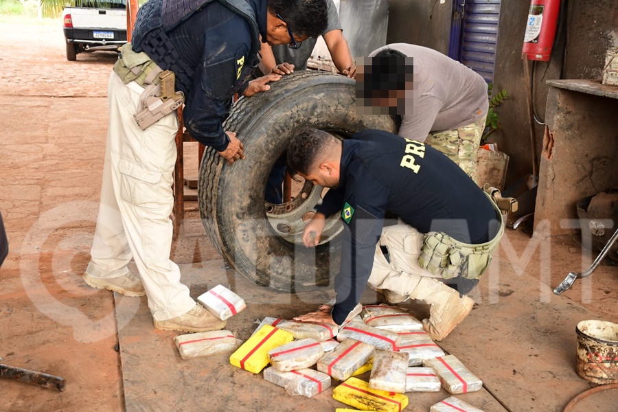 Imagem: O entorpecente estava escondido em estepe de pneus Grande quantidade de drogas avaliada em mais de R$ 5 milhões é apreendida pela PRF em Rondonópolis