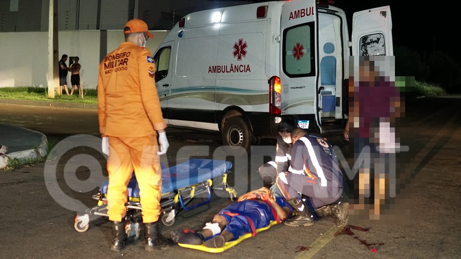 Imagem: Os dois motociclistas foram levadops para o Hospital Regional Dois condutores sofrem TCE em colisão; um deles estava parado na placa de "Pare" esperando os veículos passarem