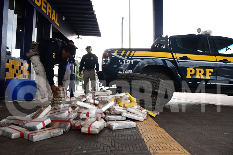 Imagem: PRF realizando contagem da droga Grande quantidade de drogas avaliada em mais de R$ 5 milhões é apreendida pela PRF em Rondonópolis