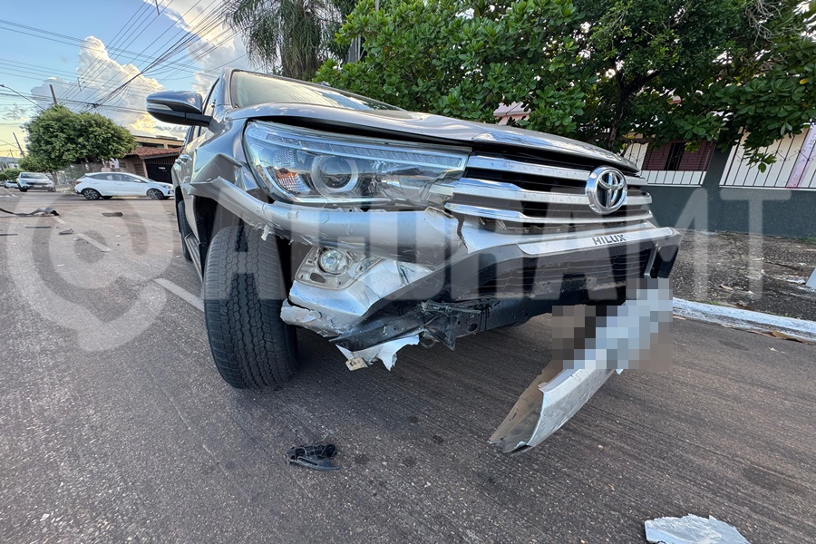 Imagem: Parte frontal do veiculo Duas pessoas ficam feridas em colisão de alto impacto no cruzamento da Ponce de Arruda e 15 de Novembro