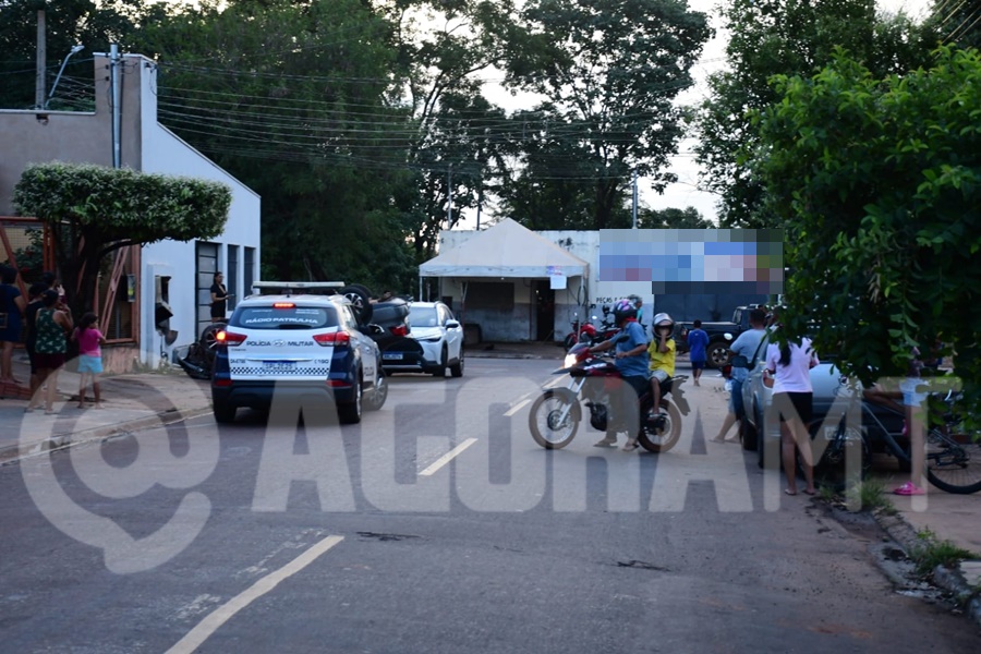 Imagem: Policia Militar no local Motorista perde o controle, capota veículo e bate em residência no Jardim Sumaré Imagem: Policia Militar no local Motorista perde o controle, capota veículo e bate em residência no Jardim Sumaré