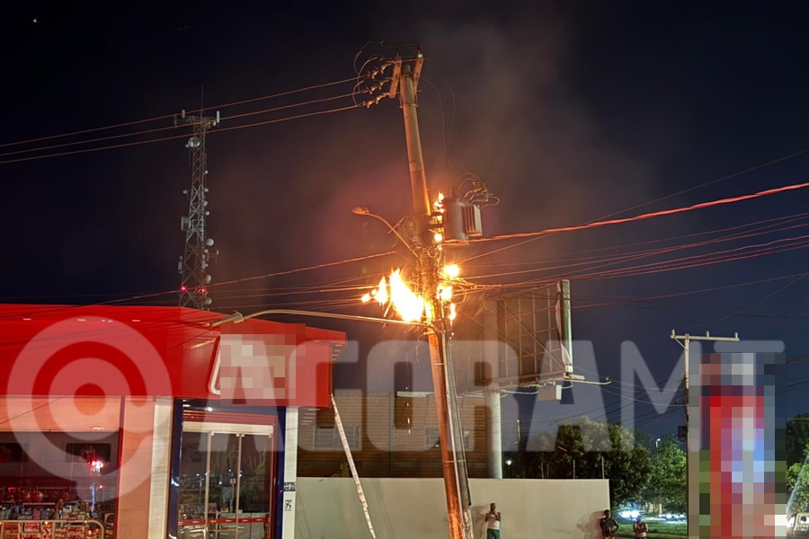 Imagem: Poste pegango fogo Princípio de incêndio em poste de iluminação mobiliza Corpo de Bombeiros em Rondonópolis