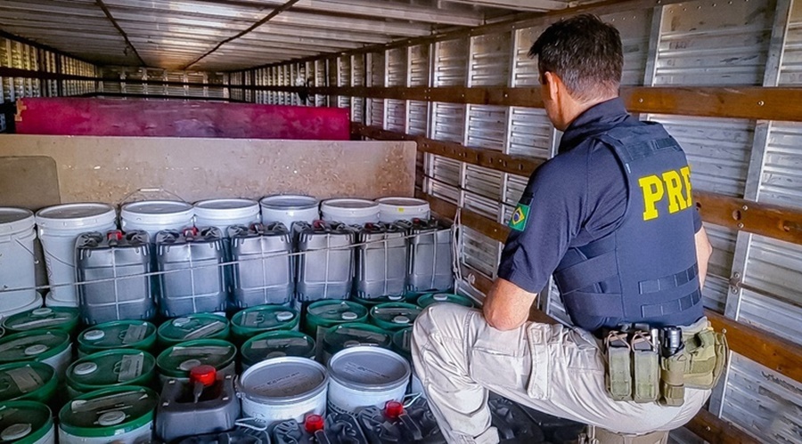 Imagem: Produtos apreendidos pela prf Polícia Rodoviária Federal apreende carga de óleo lubrificante avaliada em R$ 470 mil na BR-364 em MT