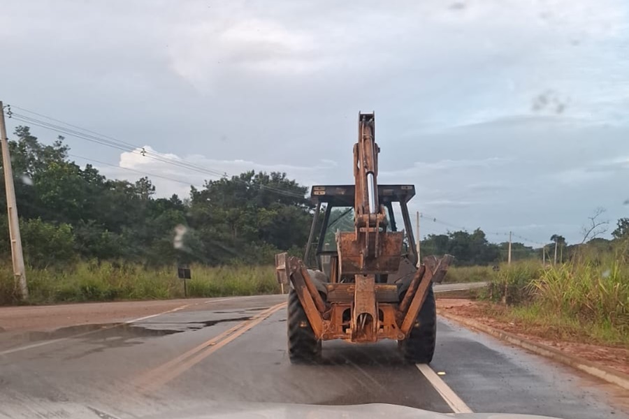Imagem: Retroescavadeira apreendida PMPA apreende retroescavadeira por extração irregular de cascalho em Rondonópolis
