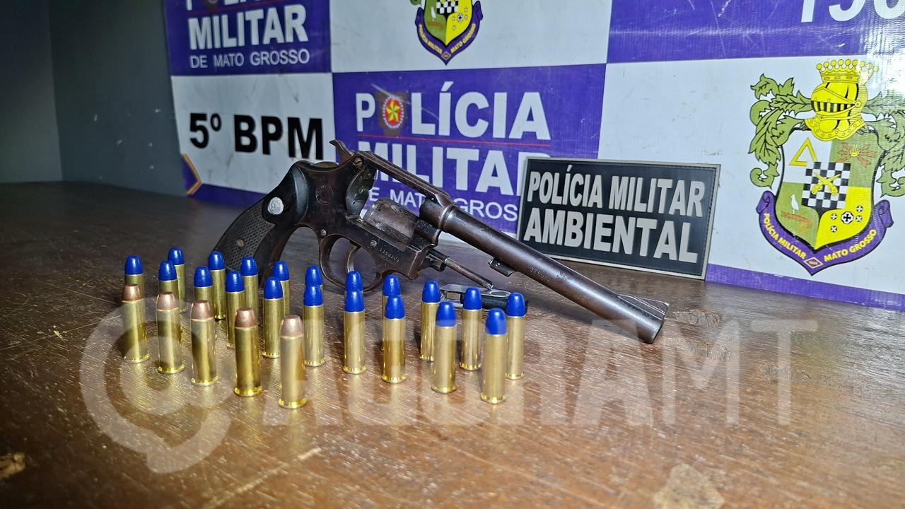Imagem: Revolver calibre 38 e municoes apreendidas pela Policia Militar Ambienta Homem é preso pela Polícia Militar Ambiental com revólver calibre 38 e 25 munições dentro da mochila