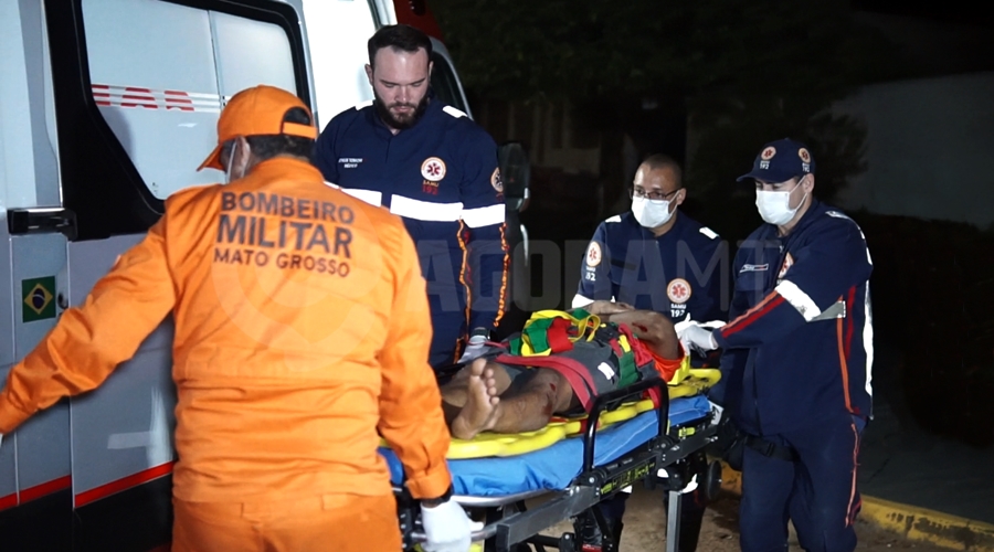 Imagem: Samu atendendo vitima de acidente no Bairro Monte Libano 02 Casal em motocicleta fica ferido após colisão com carro durante ultrapassagem no Jardim Monte Líbano Imagem: Samu atendendo vitima de acidente no Bairro Monte Libano 02 Casal em motocicleta fica ferido após colisão com carro durante ultrapassagem no Jardim Monte Líbano