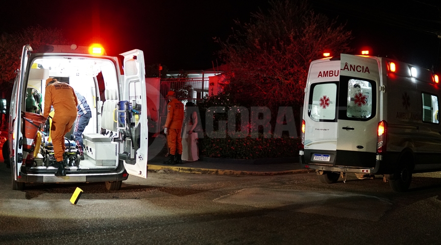 Imagem: Samu atendendo vitima de acidente no Bairro Monte Libano Casal em motocicleta fica ferido após colisão com carro durante ultrapassagem no Jardim Monte Líbano Imagem: Samu atendendo vitima de acidente no Bairro Monte Libano Casal em motocicleta fica ferido após colisão com carro durante ultrapassagem no Jardim Monte Líbano