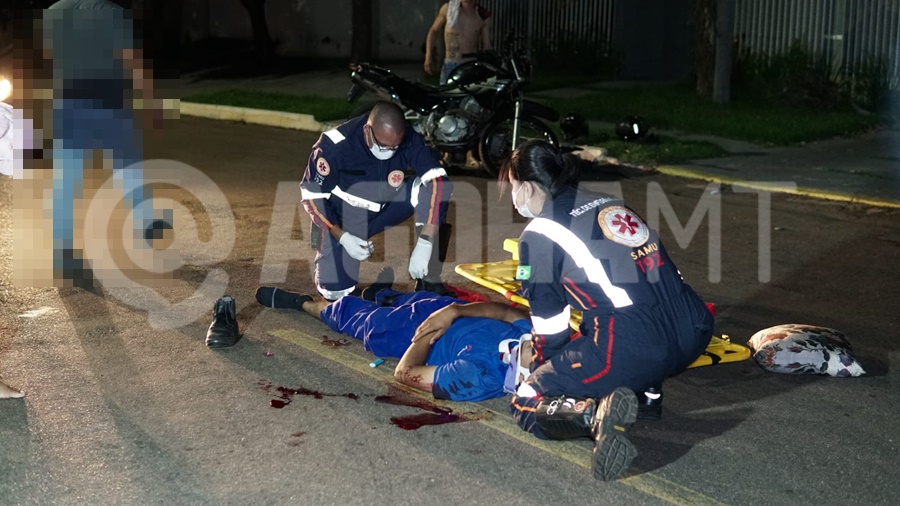 Imagem: Uma das vitimas recebendo atendimento Dois condutores sofrem TCE em colisão; um deles estava parado na placa de "Pare" esperando os veículos passarem