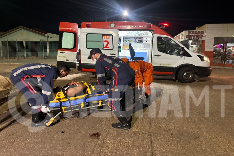 Imagem: Uma das vitimas sendo socorrida 01 Colisão entre moto e bicicleta deixa duas mulheres feridas Jardim Eldorado II