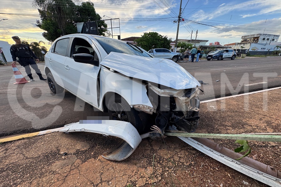 Imagem: Veiculo Gol ficou parcialmente destruido Duas pessoas ficam feridas em colisão de alto impacto no cruzamento da Ponce de Arruda e 15 de Novembro