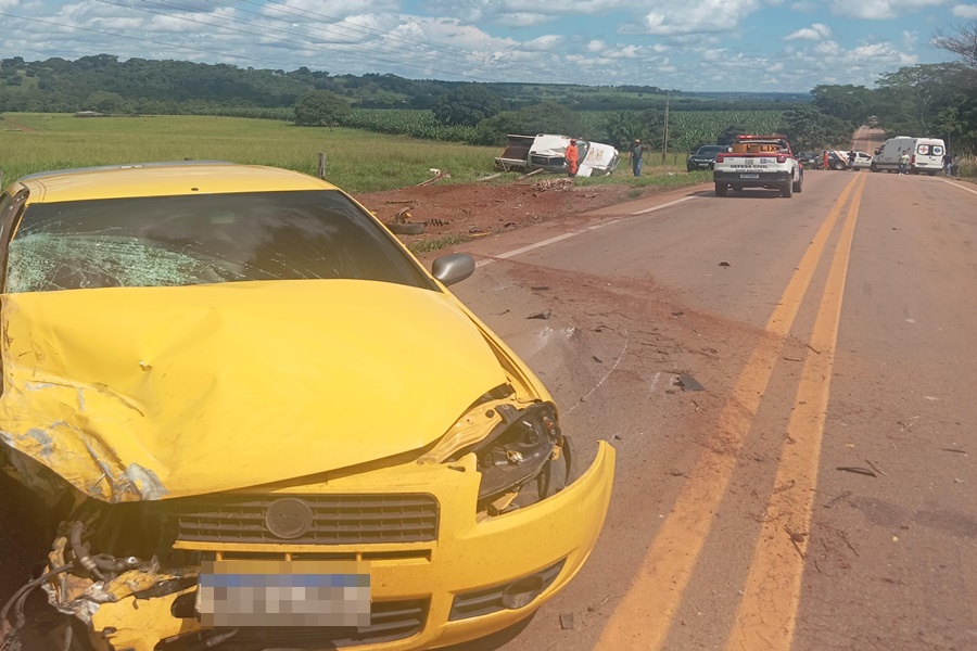 Imagem: Veiculo Palio envolvido no acidente Grave acidente frontal causa capotamento e deixa uma pessoa ferida com fratura Imagem: Veiculo Palio envolvido no acidente Grave acidente frontal causa capotamento e deixa uma pessoa ferida com fratura