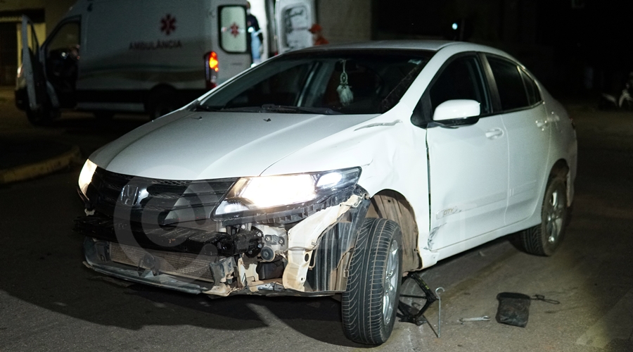 Imagem: Veiculo envolvido no acidente no Bairro Monte Libano 01 Casal em motocicleta fica ferido após colisão com carro durante ultrapassagem no Jardim Monte Líbano Imagem: Veiculo envolvido no acidente no Bairro Monte Libano 01 Casal em motocicleta fica ferido após colisão com carro durante ultrapassagem no Jardim Monte Líbano