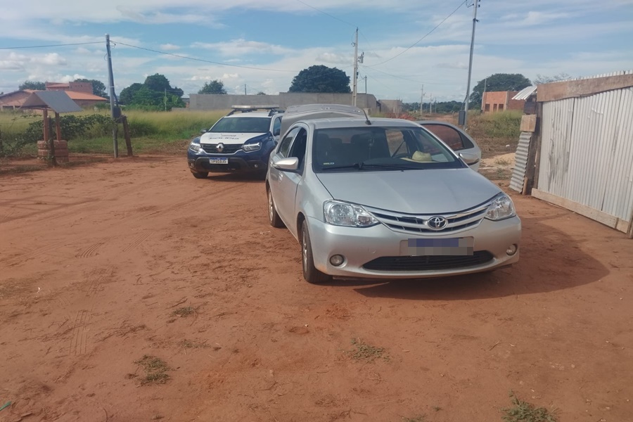 Imagem: Veiculo recuperado 1 Equipe do 5º BPM prende homem com carro furtado após monitoramento por câmeras do Vigia Mais MT