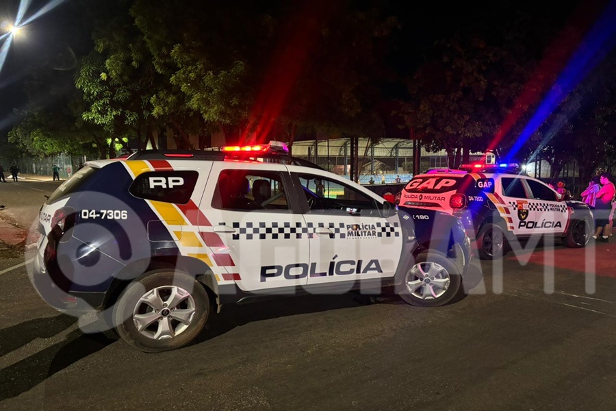 Imagem: Viaturas da PM no local Caminhonete que fugia da PM mata motociclista após colisão em Rondonópolis