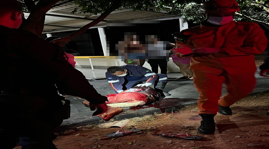 Imagem: Vitima de esfaqueamento Homem fica gravemente ferido após ser esfaqueado em bar; foi socorrido e encaminhado para o hospital Imagem: Vitima de esfaqueamento Homem fica gravemente ferido após ser esfaqueado em bar; foi socorrido e encaminhado para o hospital