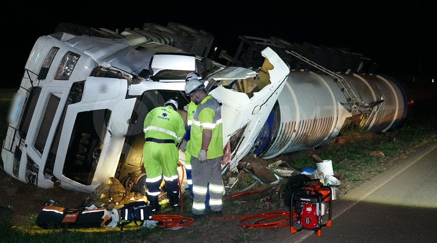 Imagem: Vitima presa sendo retirada na Br 163 Motorista fica gravemente ferido após tombamento de carreta na BR-163 em Rondonópolis