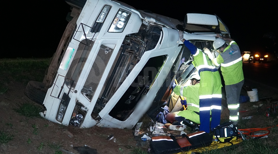Imagem: Vitima presa sendo retirada Motorista fica gravemente ferido após tombamento de carreta na BR-163 em Rondonópolis