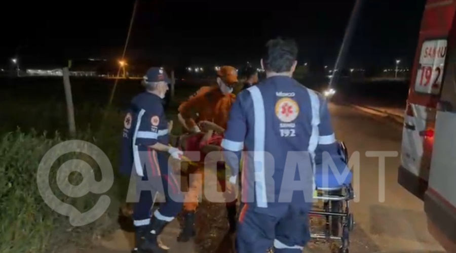 Imagem: Vitima recebendo atendimento Motociclista causa acidente e foge do local, dois jovens que estavam em outra moto ficam feridos