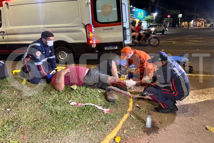 Imagem: Vitima sendo socorrida 1 Motociclista fica ferido após colisão com carro em cruzamento