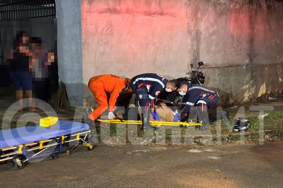 Imagem: Vitima sendo socorrida Motociclista fica ferido e é socorrido pelo Samu após acidente entre dois veículos em Rondonópolis