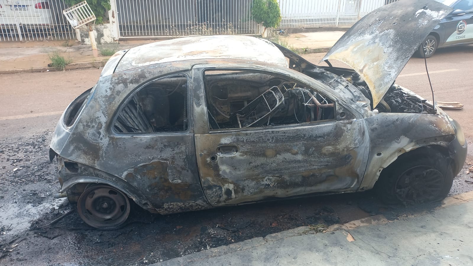 Imagem: WhatsApp Image 2026 04 02 at 14.15.26 Carro pega fogo e fica completamente destruído no Jardim Atlântico em Rondonópolis