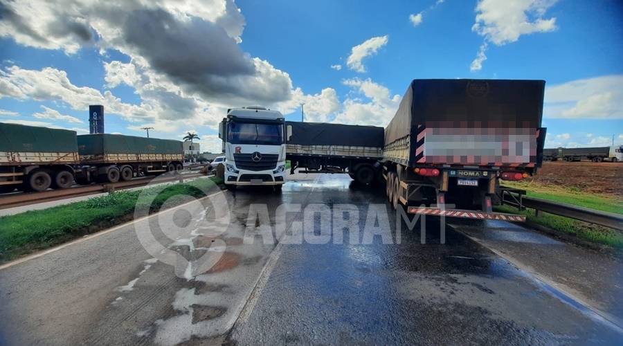 Imagem: WhatsApp Image 2026 04 07 at 14.47.35 1 Carreta perde controle, atravessa pista e causa congestionamento na BR-364 em Rondonópolis