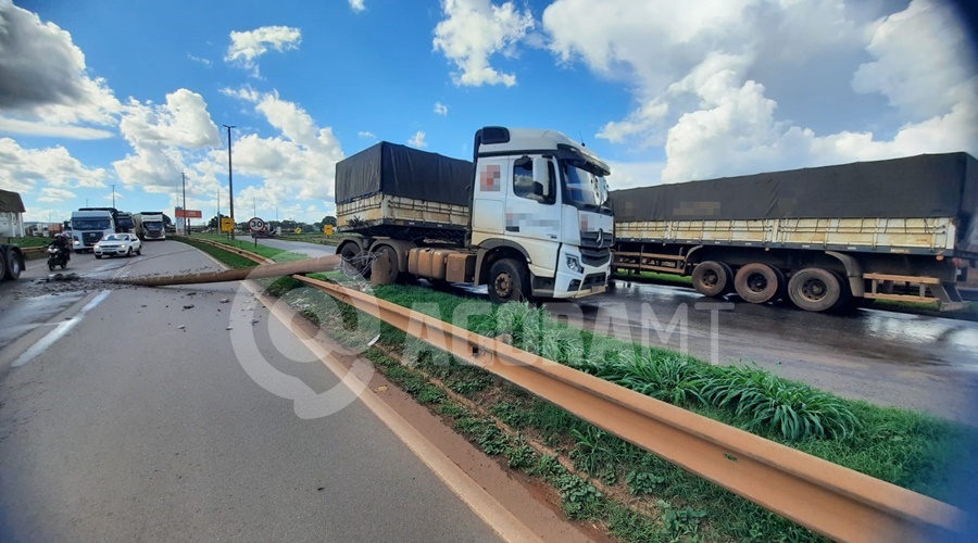 Imagem: WhatsApp Image 2026 04 07 at 14.47.35 Carreta perde controle, atravessa pista e causa congestionamento na BR-364 em Rondonópolis