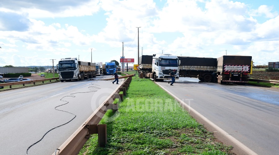 Imagem: WhatsApp Image 2026 04 07 at 14.55.00 Carreta perde controle, atravessa pista e causa congestionamento na BR-364 em Rondonópolis