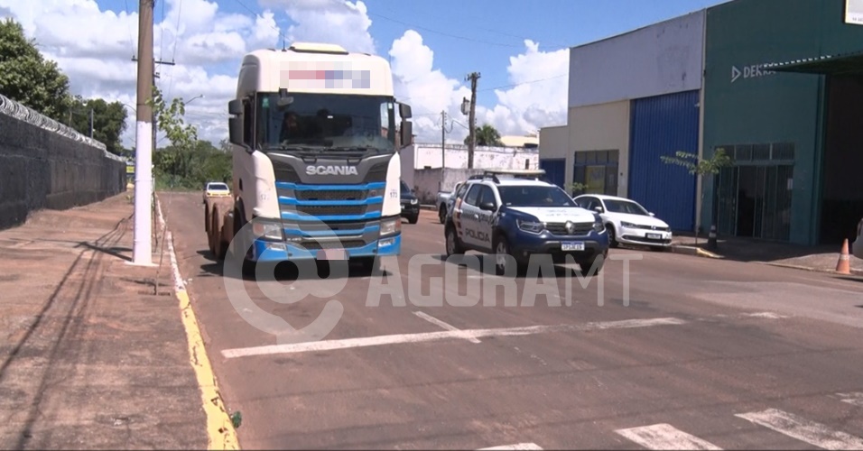 Imagem: WhatsApp Image 2026 04 09 at 15.58.32 Carreta roubada durante madrugada em Jaciara é recuperada pela Polícia Militar em desmanche em Rondonópolis Imagem: WhatsApp Image 2026 04 09 at 15.58.32 Carreta roubada durante madrugada em Jaciara é recuperada pela Polícia Militar em desmanche em Rondonópolis