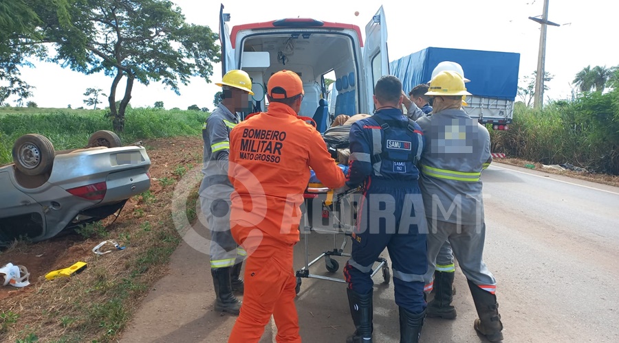 Imagem: WhatsApp Image 2026 04 10 at 13.51.54 Motorista perde controle da direção, bate em árvore e capota no Anel Viário em Rondonópolis
