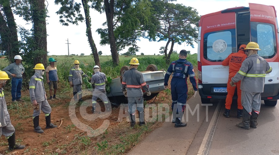 Imagem: WhatsApp Image 2026 04 10 at 13.51.55 1 Motorista perde controle da direção, bate em árvore e capota no Anel Viário em Rondonópolis