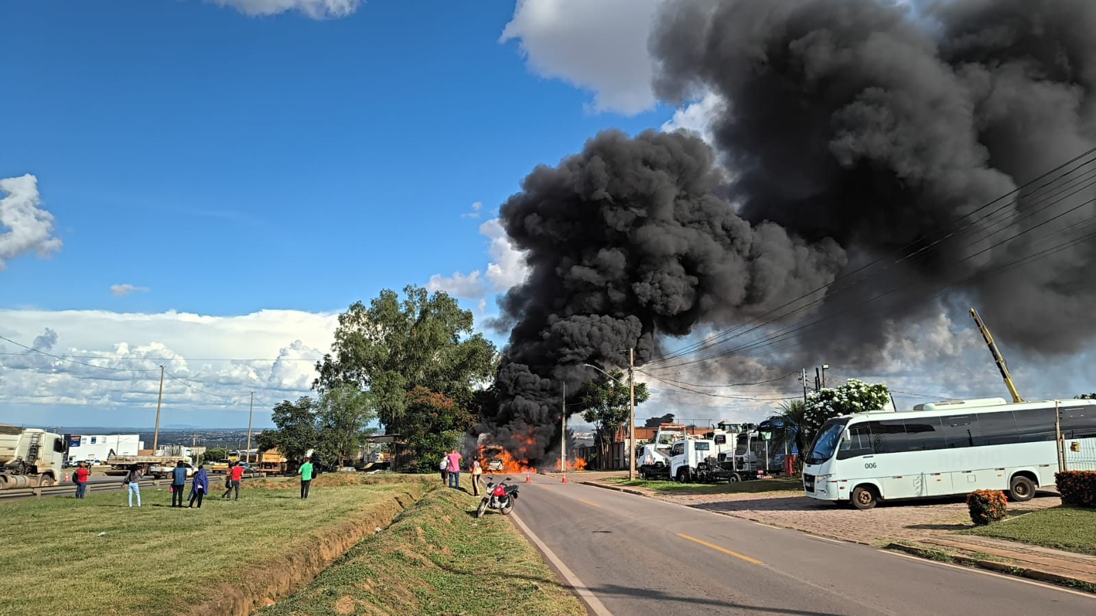 Imagem: WhatsApp Image 2026 04 13 at 15.18.04 Ônibus pega fogo no Parque Universitário próximo à BR-364 em Rondonópolis Imagem: WhatsApp Image 2026 04 13 at 15.18.04 Ônibus pega fogo no Parque Universitário próximo à BR-364 em Rondonópolis