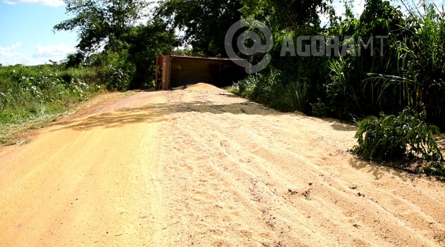 Imagem: WhatsApp Image 2026 04 13 at 15.53.24 Após tentar ultrapassagem, carreta bitrem tomba e deixa pista parcialmente interditada na MT-270 em Rondonópolis Imagem: WhatsApp Image 2026 04 13 at 15.53.24 Após tentar ultrapassagem, carreta bitrem tomba e deixa pista parcialmente interditada na MT-270 em Rondonópolis