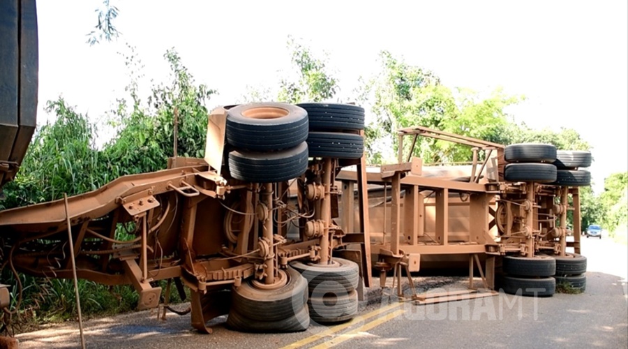 Imagem: WhatsApp Image 2026 04 13 at 15.55.42 Após tentar ultrapassagem, carreta bitrem tomba e deixa pista parcialmente interditada na MT-270 em Rondonópolis Imagem: WhatsApp Image 2026 04 13 at 15.55.42 Após tentar ultrapassagem, carreta bitrem tomba e deixa pista parcialmente interditada na MT-270 em Rondonópolis